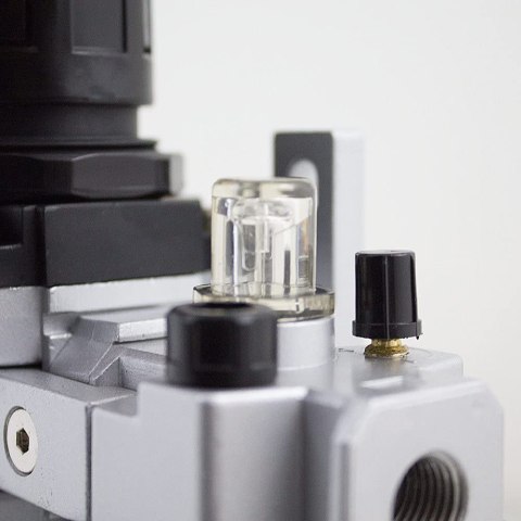 Reduktor ciśnienia z filtrem sprężonego powietrza 1/4" manometr